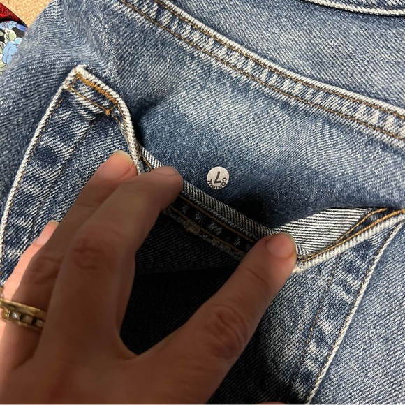 AGOLDE | Parker Vintage Cut Off Denim 2” Shorts - Picture 3 of 5